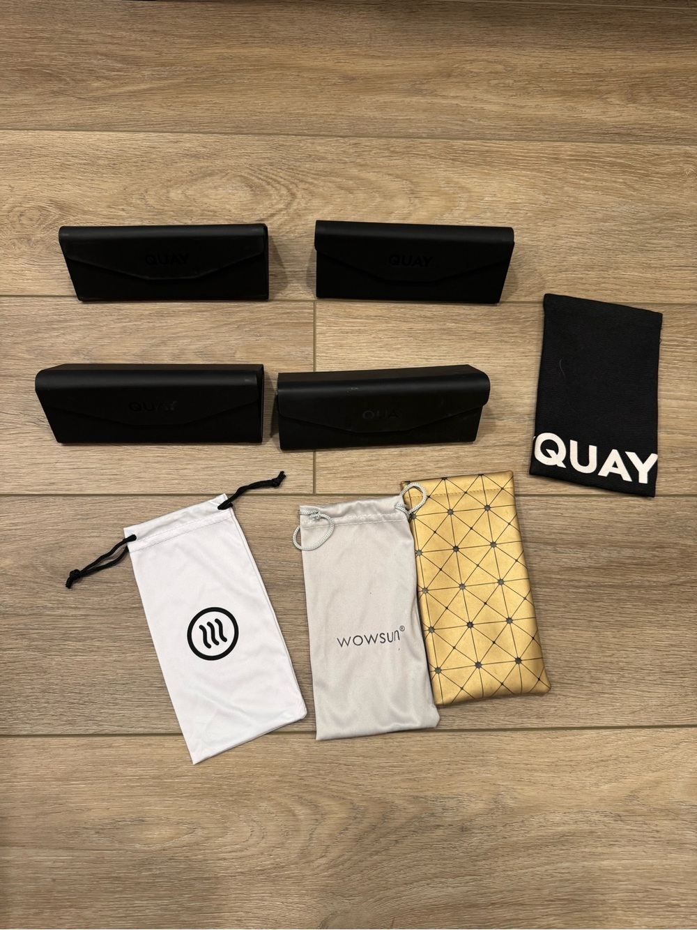 Quay sunglasses holder lot